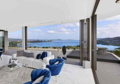 Stylish Penthouse With Views & Jacuzzi - Accommodation Search 1