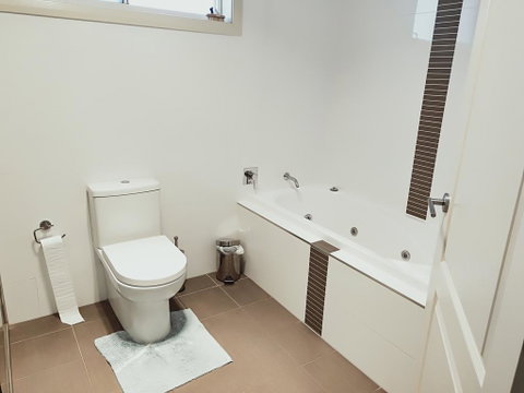 Stylish Private Bathroom-Luxurious Modern Big Home - Accommodation Search 2