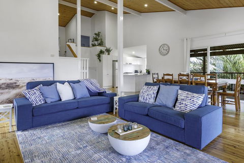 Stylish Renovated Home - Ocean Views - Fireplace - Accommodation Search 2