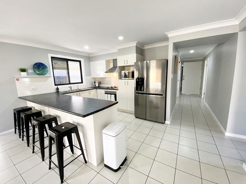 STYLISH RESIDENCE, LARGE PRIVATE YARD - CLOSE TO DREAMWORLD - Accommodation Search 3