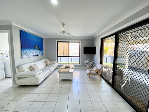 STYLISH RESIDENCE, LARGE PRIVATE YARD - CLOSE TO DREAMWORLD - Accommodation Search 0
