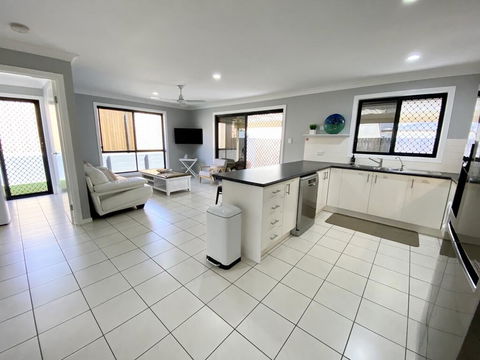 STYLISH RESIDENCE, LARGE PRIVATE YARD - CLOSE TO DREAMWORLD - Accommodation Search 2