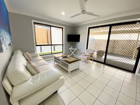 STYLISH RESIDENCE, LARGE PRIVATE YARD - CLOSE TO DREAMWORLD - Accommodation Search 1