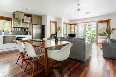 Stylish Tropical Oasis Apartment With Hot Tub And Four Pools - Accommodation Search 2