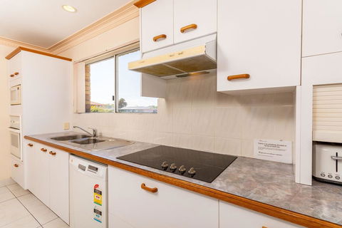 Stylish Unit Opposite Foreshore - Sylvan Beach Esp, Bellara - Accommodation Search 2