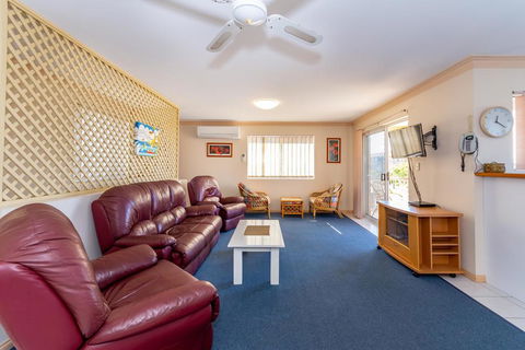 Stylish Unit Opposite Foreshore - Sylvan Beach Esp, Bellara - Accommodation Search 0