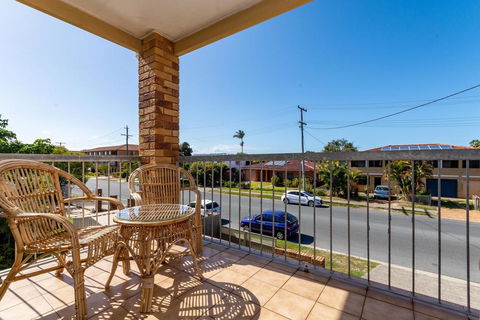 Stylish Unit Opposite Foreshore - Sylvan Beach Esp, Bellara - Accommodation Search 3