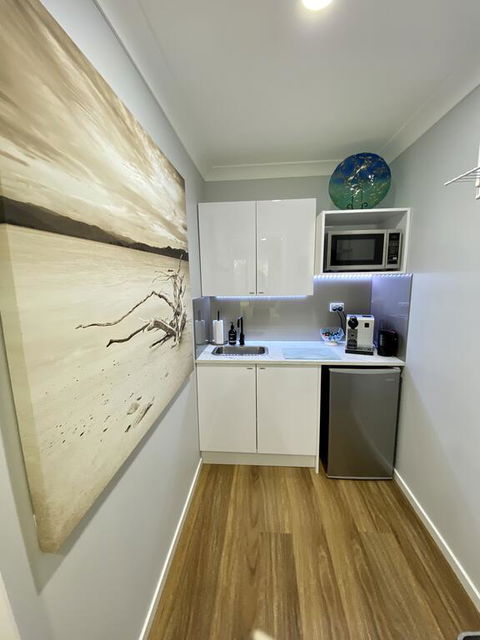 STYLISH UNIT - CLOSE TO DREAMWORLD - Accommodation Search 3