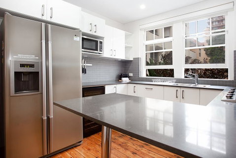 Sunlit 2-bed Apartment Metres From The Beach - Accommodation Search 2