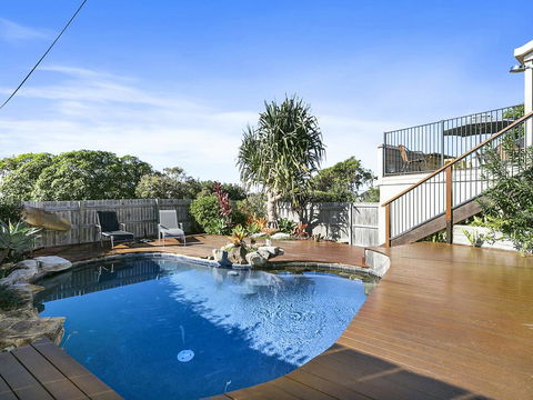 Sunshine Beach Serenity And Pet Friendly ! 9 Seaview Terrace, Sunshine Beach, QLD 4567 - Accommodation Search 1