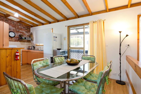 Surf And Sunsets, Beach Holiday Home Mandurah - Accommodation Search 2