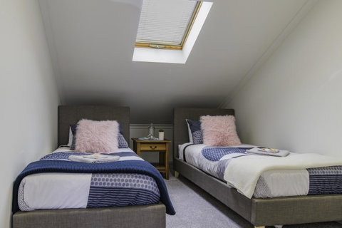 South Arm Luxury Loft - Accommodation Search 11