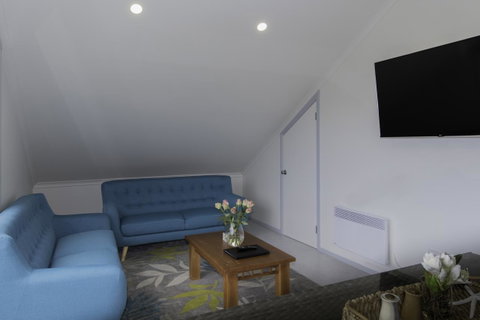 South Arm Luxury Loft - Accommodation Search 4