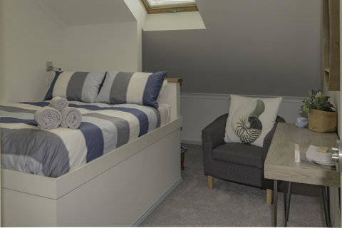 South Arm Luxury Loft - Accommodation Search 9