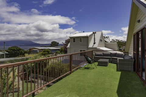 South Arm Luxury Loft - Accommodation Search 6