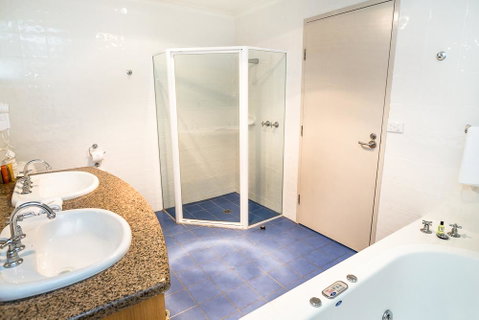 Edgewater Hotel - Accommodation Search 8