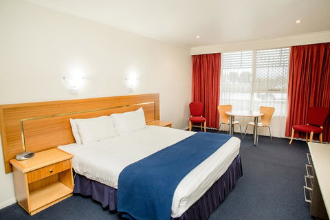 Edgewater Hotel - Accommodation Search 24