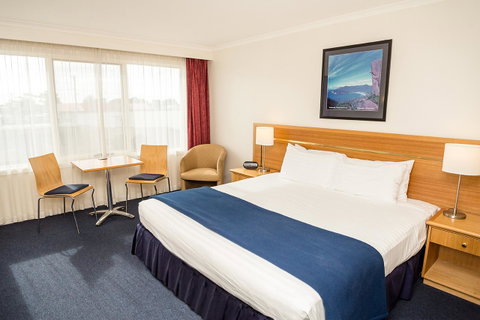 Edgewater Hotel - Accommodation Search 25