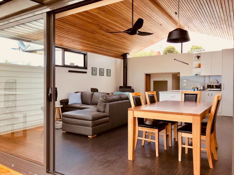Omaroo House - Panoramic Water Views - Accommodation Search 4