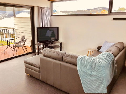Omaroo House - Panoramic Water Views - Accommodation Search 9