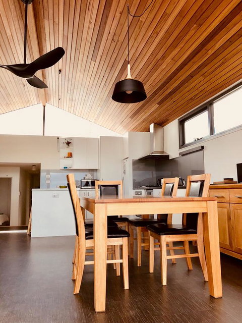Omaroo House - Panoramic Water Views - Accommodation Search 18