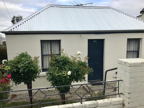 Omaroo House - Panoramic Water Views - Accommodation Search 0