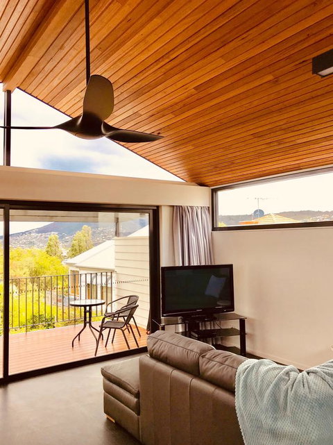 Omaroo House - Panoramic Water Views - Accommodation Search 8
