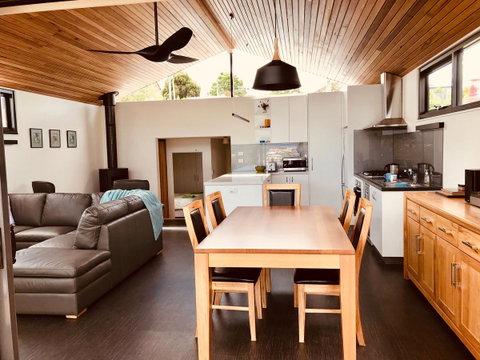 Omaroo House - Panoramic Water Views - Accommodation Search 5