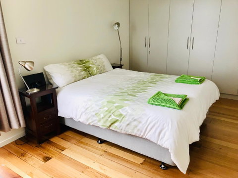 Omaroo House - Panoramic Water Views - Accommodation Search 24