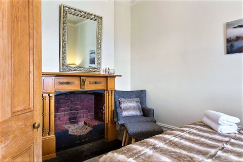WEST NEST | Classic 3BR Hobart Terrace BEST Location, View, Close To City - Accommodation Search 10
