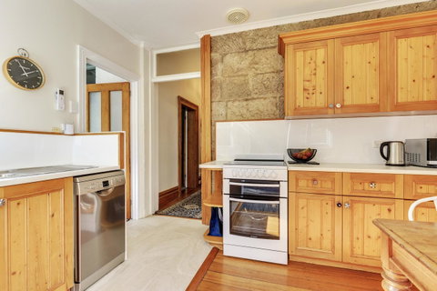 WEST NEST | Classic 3BR Hobart Terrace BEST Location, View, Close To City - Accommodation Search 5