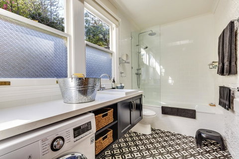 WEST NEST | Classic 3BR Hobart Terrace BEST Location, View, Close To City - Accommodation Search 2