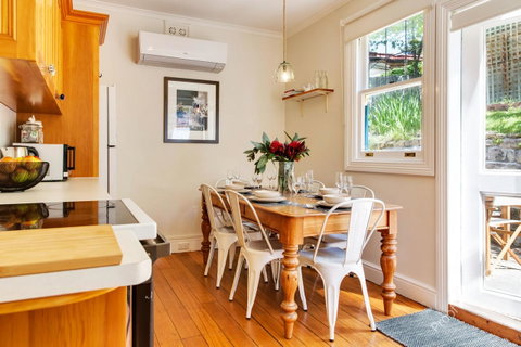 WEST NEST | Classic 3BR Hobart Terrace BEST Location, View, Close To City - Accommodation Search 4