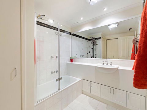 Melbourne Luxury Paradise - Accommodation Search 9