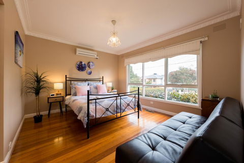 Lovely 5BR Full House In Glen Waverley, Walk To Train, Bus & Shops - Accommodation Search 5