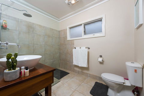 Lovely 5BR Full House In Glen Waverley, Walk To Train, Bus & Shops - Accommodation Search 6
