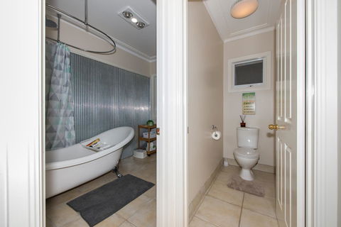 Lovely 5BR Full House In Glen Waverley, Walk To Train, Bus & Shops - Accommodation Search 11