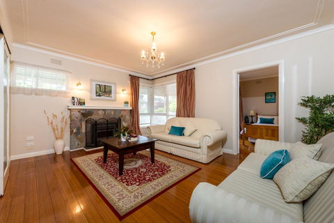 Lovely 5BR Full House In Glen Waverley, Walk To Train, Bus & Shops - Accommodation Search 14