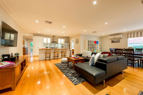 Lovely 5BR Full House In Glen Waverley, Walk To Train, Bus & Shops - Accommodation Search 1