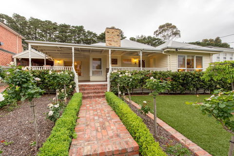 Lovely 5BR Full House In Glen Waverley, Walk To Train, Bus & Shops - Accommodation Search 16