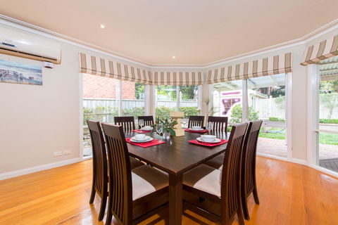 Lovely 5BR Full House In Glen Waverley, Walk To Train, Bus & Shops - Accommodation Search 4