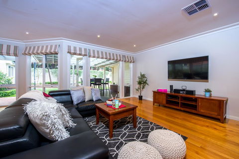 Lovely 5BR Full House In Glen Waverley, Walk To Train, Bus & Shops - Accommodation Search 15