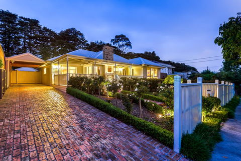 Lovely 5BR Full House In Glen Waverley, Walk To Train, Bus & Shops - Accommodation Search 0