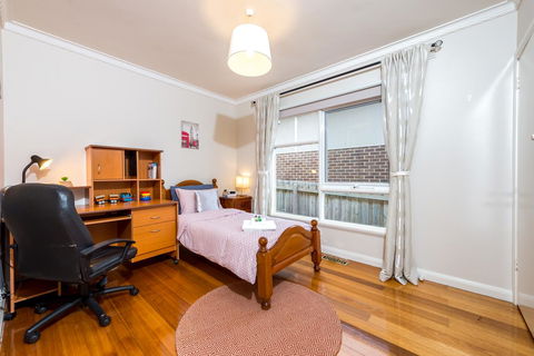 Lovely 5BR Full House In Glen Waverley, Walk To Train, Bus & Shops - Accommodation Search 7