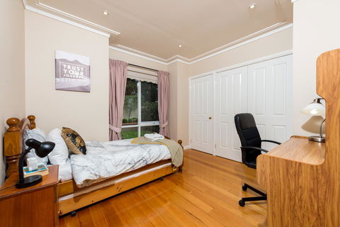 Lovely 5BR Full House In Glen Waverley, Walk To Train, Bus & Shops - Accommodation Search 9
