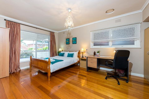 Lovely 5BR Full House In Glen Waverley, Walk To Train, Bus & Shops - Accommodation Search 10