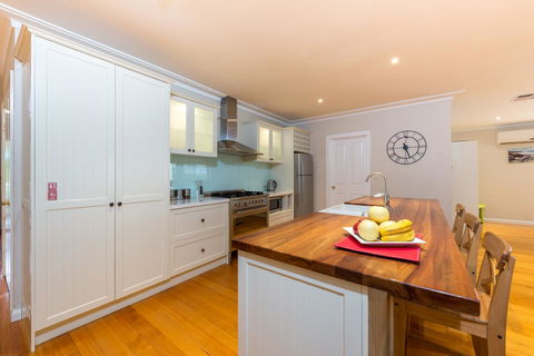 Lovely 5BR Full House In Glen Waverley, Walk To Train, Bus & Shops - Accommodation Search 2