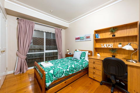 Lovely 5BR Full House In Glen Waverley, Walk To Train, Bus & Shops - Accommodation Search 8