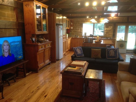 Mud Hollow Barn - Accommodation Search 13