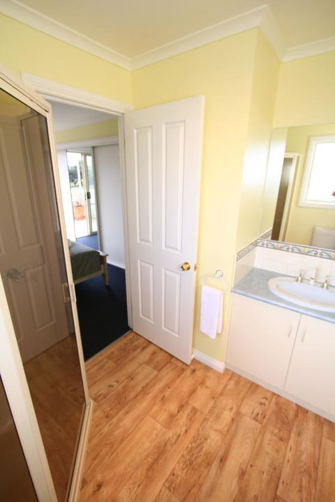 Hamilton Townhouse Motel - Accommodation Search 2